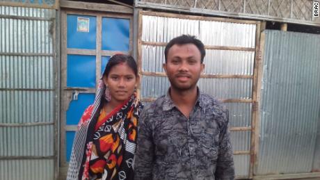 دیپالی و پرادیپ روی سال گذشته پس از شیوع بیماری همه گیر در بنگلادش که منجر به اخراج کارگران در کارخانه پوشاک آنها شد، به فقر کشیده شدند.