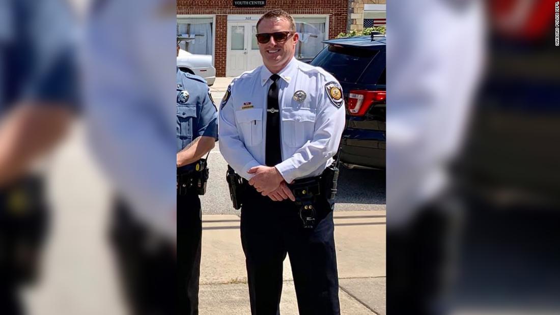 Featured image of post North Carolina police chief placed on unpaid leave for telling officers about 'clinic' to obtain Covid-19 vaccination cards without getting the shots