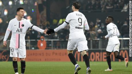 El delantero del Paris Saint-Germain Mauro Icardi (centro) celebra con el delantero argentino del Paris Saint-Germain Lionel Messi (izquierda) y el centrocampista senegalés del Paris Saint-Germain Idrissa Guei (derecha) tras marcar el gol del empate de su equipo en el partido de la Ligue 1 contra el FC Lorient en el estadio Yves Alanmatt-le Mostoir en Lorient, en el oeste de Francia, el 22 de diciembre de 2021.