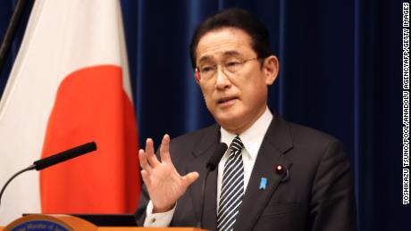 نخست وزیر ژاپن فومیو کیشیدا در 21 دسامبر در محل اقامت رسمی خود در توکیو با مطبوعات صحبت می کند.
