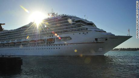 Carnival Cruise Lines "Carnaval Freedom"  sale del puerto de Key West, Florida en una excursión previa.