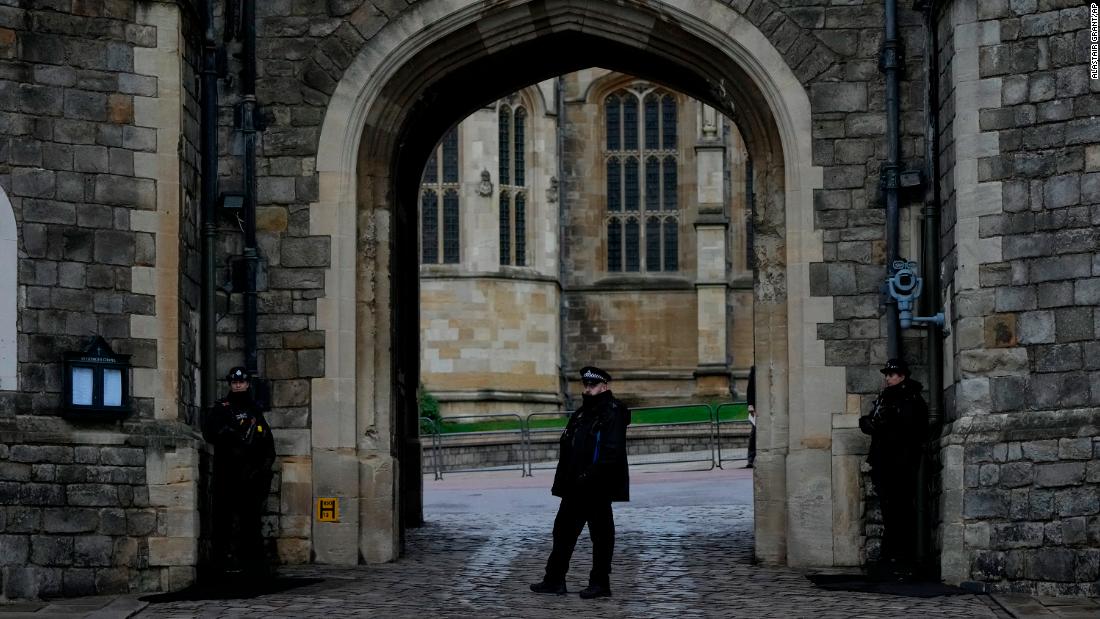 Armed intruder arrested in the grounds of Windsor Castle as the Queen celebrated Christmas – CNN
