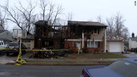 Un père et ses deux fils meurent dans un incendie de maison probablement causé par un sapin de Noël desséché et des problèmes électriques