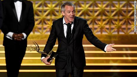 El director Jean-Marc Vallée acepta el premio a la mejor dirección por miniserie, película o especial dramático por & quot;  Grandes pequeñas mentiras & quot;  en el escenario durante la 69a edición de los Primetime Emmy Awards en Microsoft Theatre el 17 de septiembre de 2017 en Los Ángeles, California.