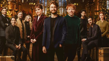   Emma Watson, Daniel Radcliffe y Rupert Grint (centro en primer plano) en el especial de HBO Max 'Harry Potter 20th Anniversary: ​​Return to Hogwarts'.