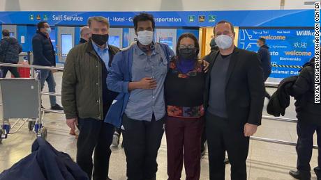 مدیران مرکز ریچاردسون که به مذاکره برای آزادی اسپینوزا کمک کردند او را در فرودگاه ملاقات کردند. 