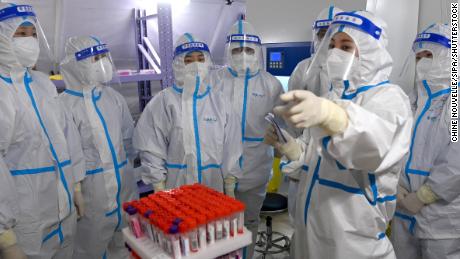 Personal médico en un laboratorio experimental en Xi'on el 23 de diciembre.