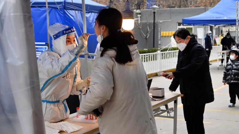 Người dân thực hiện các xét nghiệm axit nucleic ở Tây An vào ngày 27 tháng 12, trong một cuộc phong tỏa toàn thành phố. Ảnh: CNN