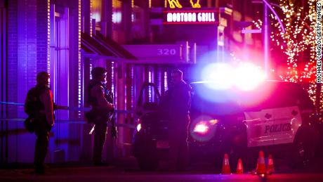 La police se tient devant un centre commercial de Lakewood, Colorado, où le tireur présumé a été tué.