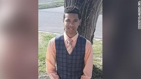 Un adolescente de Kansas murió bajo custodia policial después de ser retenido boca abajo. Su muerte fue declarada homicidio involuntario.