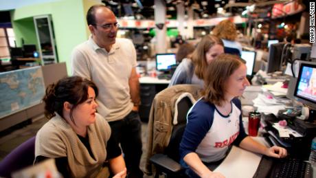 Manuel Pérez con, desde la izquierda, Meredith Artley, Kate Sandhaus y Rachel Clarke en la sala de redacción de CNN Digital durante el relanzamiento de CNN.com en 2009.