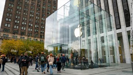 Apple closes all New York stores to browsing as Omicron cases surge