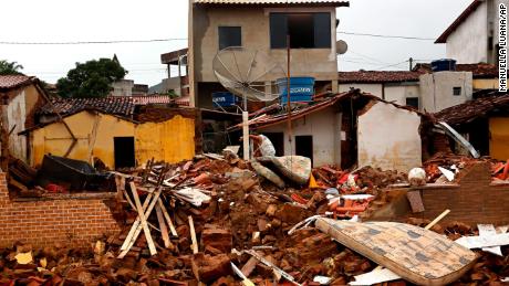 Casas destruídas são vistas após enchentes em Itapetinga, no estado brasileiro da Bahia.