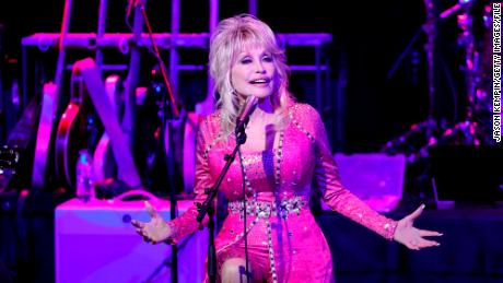 Dolly Parton se produit au concert d'adieu au cancer du sein Kiss 2021 au CMA Theatre du Country Music Hall of Fame and Museum le 24 octobre 2021 à Nashville, Tennessee. 