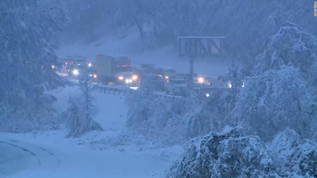 Más de 5 metros de nieve en la Sierra Nevada de California rompen