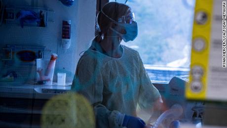 Une infirmière de l'unité de soins intensifs pédiatriques du centre médical de l'Université du Vermont s'occupe d'un patient pédiatrique Covid-19.
