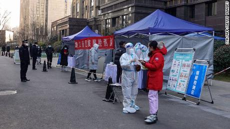 Residents queue to undergo nucleic acid tests for the Covid-19 coronavirus in Xi&#39;an in China&#39;s northern Shaanxi province on December 29, 2021. - China OUT (Photo by AFP) / China OUT (Photo by STR/AFP via Getty Images)