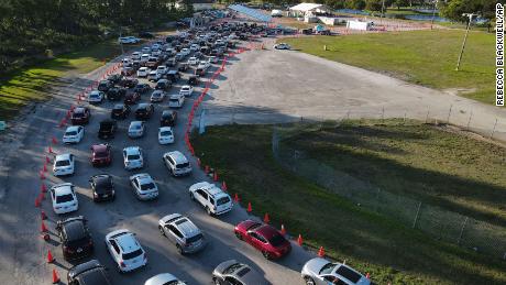 11日（現地時間）、マイアミトロピカルパークのコロナ19テストセンターで自動車が長い列を立てて待っている。 