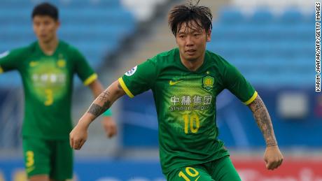 On December 10, 2020, in the AFC Champions League quarter-final match between South Korea's Ulsan Hyundai and China's Beijing team at the Al-Janoub Stadium in Qatar City, Beijing midfielder Zhang Hezhe ran Alwakra with the ball.