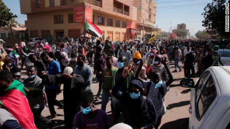 I manifestanti condannano il colpo di stato militare del 25 ottobre a Khartoum, in Sudan, giovedì.