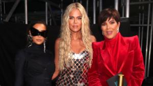 SANTA MONICA, CALIFORNIA - DECEMBER 07: 2021 PEOPLE&#39;S CHOICE AWARDS -- Pictured: (l-r) Kim Kardashian West, Khloé Kardashian, and Kris Jenner, winners of The Reality Show of 2021 award for &#39;Keeping Up With the Kardashians,&#39; pose during the 2021 People&#39;s Choice Awards held at Barker Hangar on December 7, 2021 in Santa Monica, California. (Photo by Christopher Polk/E! Entertainment/NBCUniversal/NBCU Photo Bank via Getty Images)