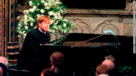 عکس التون جان در حال آواز خواندن در مراسم خاکسپاری پرنسس دایانا در 6 سپتامبر 1997.