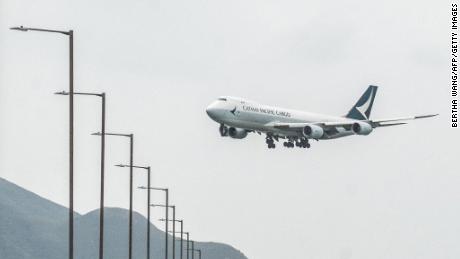 تقول شركة الطيران الرئيسية في هونغ كونغ إن قواعد الحجر الصحي الجديدة الصارمة قد تتسبب في اضطراب 