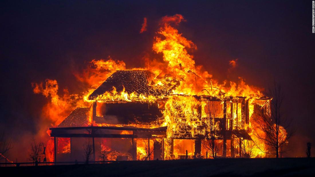 Kebakaran hutan Colorado: Dengan sedikit waktu untuk keluar, ratusan orang kehilangan rumah mereka