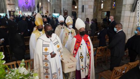 Le cercueil de Toto a été retiré de la cathédrale Saint-Georges du Cap à la fin de ses funérailles samedi. 