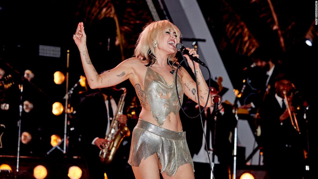 Miley Cyrus esconde suavemente um problema de funcionamento do guarda-roupa no show de véspera de ano novo