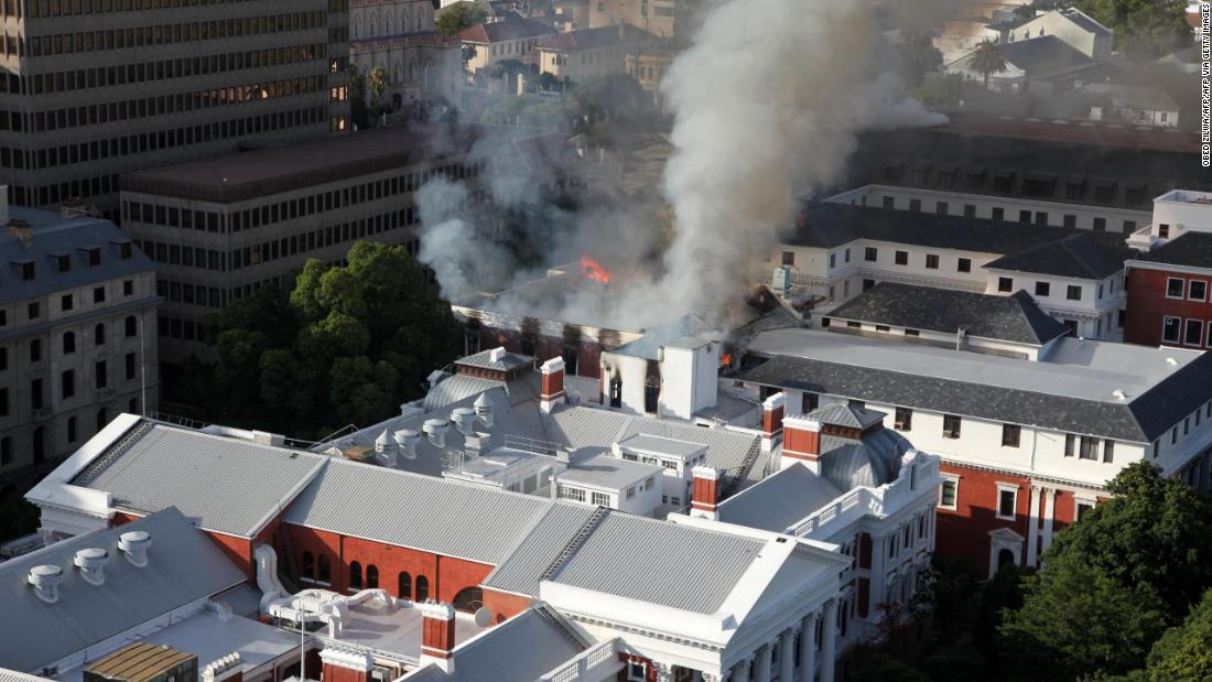 Incendio del parlamento en Ciudad del Cabo, Sudáfrica