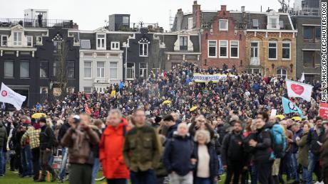 هزاران معترض در پایتخت هلند تجمع کردند و قوانین فاصله گذاری اجتماعی را برای جلوگیری از گسترش کووید-19 زیر پا گذاشتند. 