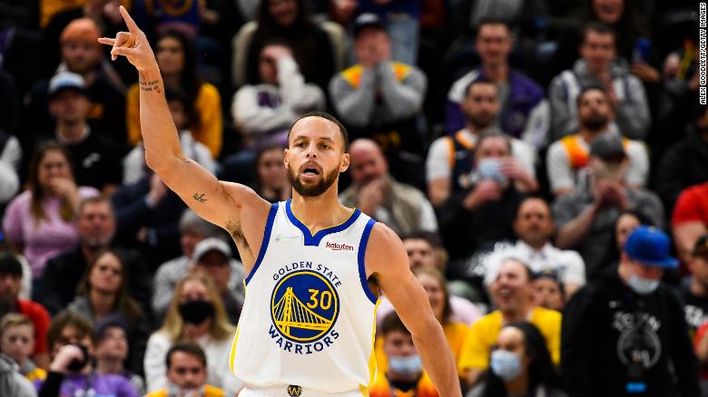 Steph Curry makes a three-pointer for the 158th consecutive game to break his own NBA record