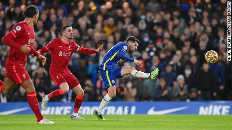 Christian Pulisic scores Chelsea&#39;s second goal in the 2-2 draw against Liverpool at Stamford Bridge.