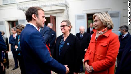French President Emmanuel Macron greets conservative candidate Valérie Pécresse in October last year. 