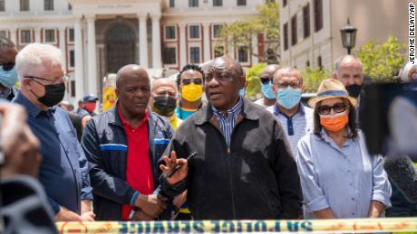 El presidente sudafricano, Cyril Ramaphosa, habló con periodistas en Ciudad del Cabo después de visitar el lugar del incendio el domingo.