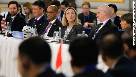 La secretaria de Estado de Estados Unidos, Andrea Thompson, en el centro, habla durante una conferencia del Tratado de No Proliferación Nuclear (TNP) en Beijing el 30 de enero de 2019.