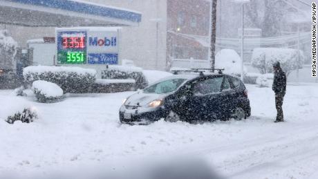 Un automóvil está atascado en la nieve en Alexandria, Virginia, cuando una tormenta de nieve invernal azota la parte norte del estado el lunes. 
