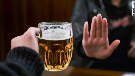Keine Menge Alkohol ist gut für das Herz, sagt der neue Bericht, aber Kritiker sind sich über die Wissenschaft nicht einig