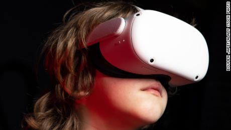 Un enfant portant un casque Oculus Quest 2 VR.