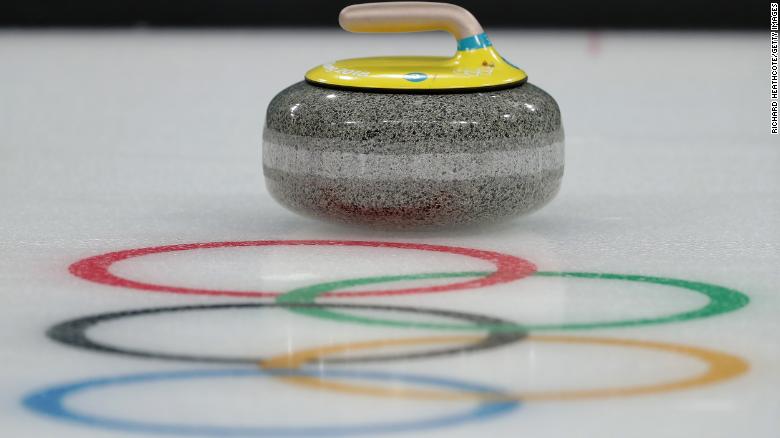 PyeongChang 2018 Kış Olimpiyat Oyunları sırasında bir kıvrık taş ve Olimpiyat Yüzüklerinin resmi.