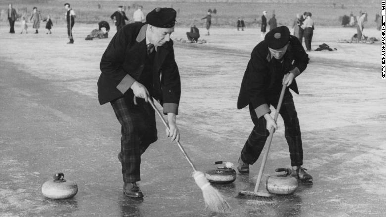 Bir curling 'Grand Match'e katılan iki Blair Atholl curlers  28 Ocak 1959'da Loch Leven, Kinross, İskoçya'daki Royal Caledonian Curling Club'dan.