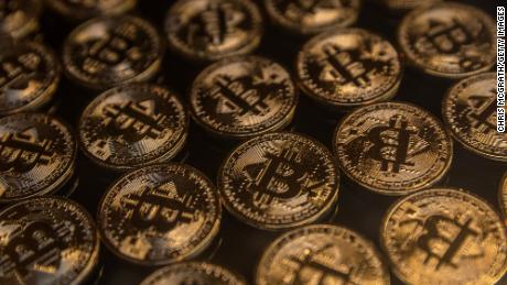 Le bitcoin s'effondre alors que les crypto-monnaies poursuivent leur chute