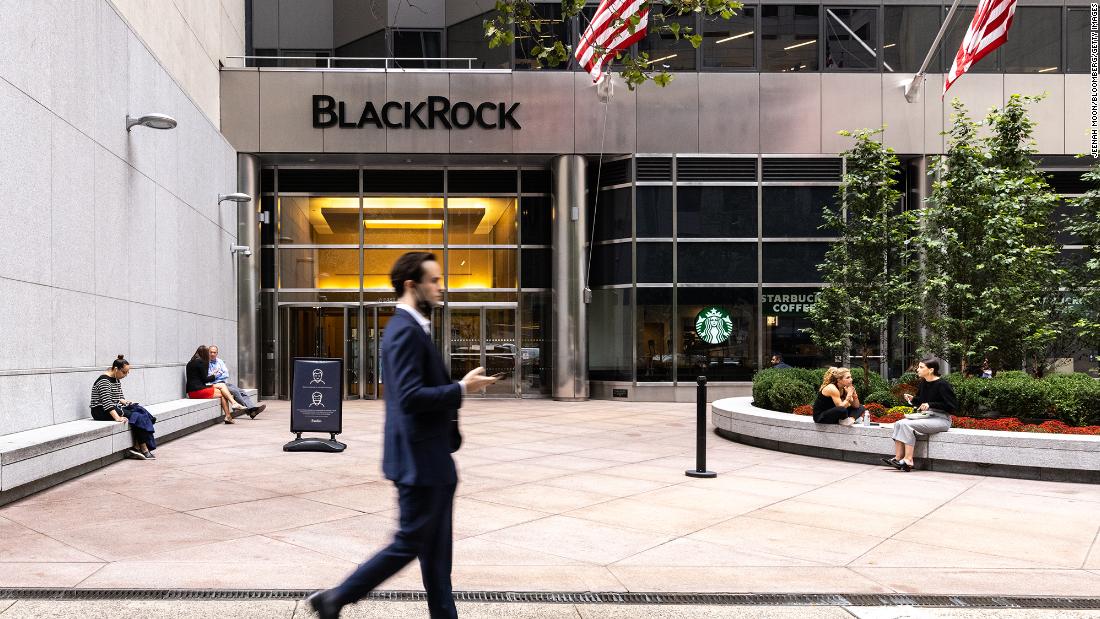 American Express and BlackRock relax back-to-office plans due to Omicron |  CNN Business