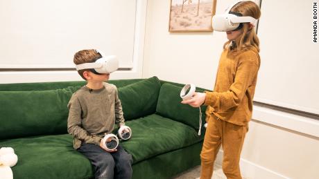 Cooper Albrecht, 8, dan Rylee Albrecht, 10, bermain dengan headset Oculus Quest 2 baru yang mereka beli pada bulan Desember menggunakan uang Natal.