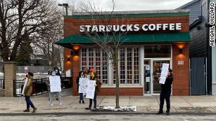 조합 지지자들은 건강 문제를 이유로 Buffalo Starbucks에서 걸어 나옵니다.
