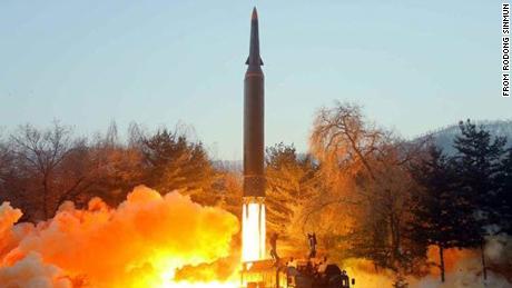 북한이 지난 1월 5일 극초음속 미사일을 시험 발사하는 모습으로 보이는 이 사진은 노동신문이 보도했다.