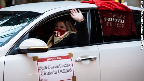 Các thành viên của Nghiệp đoàn Giáo viên Chicago và những người ủng hộ tổ chức cuộc biểu tình bằng xe ô tô bên ngoài Tòa thị chính vào tối thứ Tư, ngày 5 tháng Giêng.