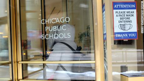 2022年1月5日、イリノイ州シカゴにあるシカゴ公立学校の本部の入り口に看板が表示されます。