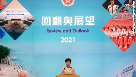 La directora ejecutiva Carrie Lam habla en una conferencia de prensa en Hong Kong el 30 de diciembre de 2021.